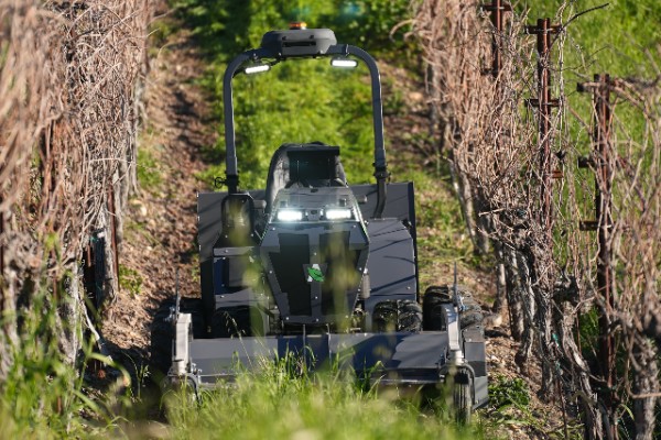 Un robot électrique autonome au vignoble est dévoilé ce mardi