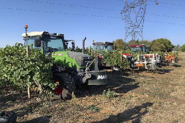  Huit solutions d’autoguidage des tracteurs à l'épreuve dans les vignes de Cognac