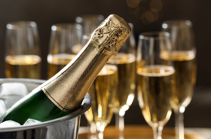La coiffe obligatoire des bouteilles de vin de Champagne sur des rails
