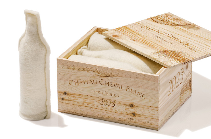 Cheval Blanc enfile sa petite laine dans ses caisses en bois