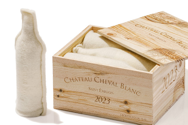 Cheval Blanc enfile sa petite laine dans ses caisses en bois