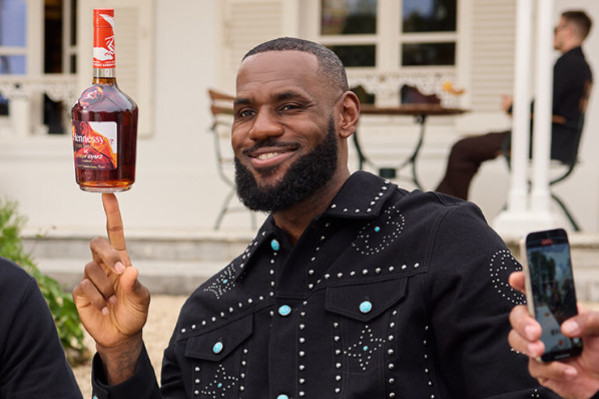 LeBron James mouille le maillot pour les cognacs Hennessy