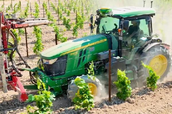 On a testé le Mad Max des vignes, le nouveau tracteur spécialisé de John Deere