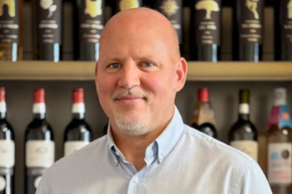 Olivier Sopena prend le relais d’Éric Hénaux à la direction de Tutiac, premier producteur de vin AOC français