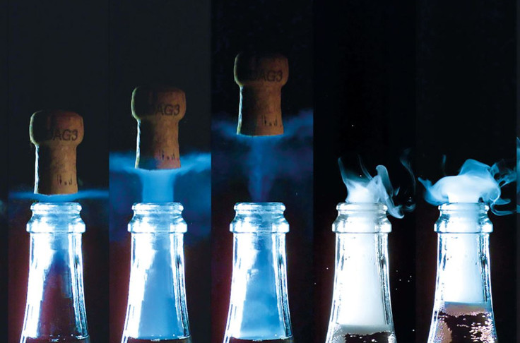 Mach 1 à 2, le jet supersonique du débouchage d’une bouteille de Champagne