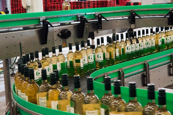 30 millions € investis pour embouteiller la moitié des vins vendus par Delhaize