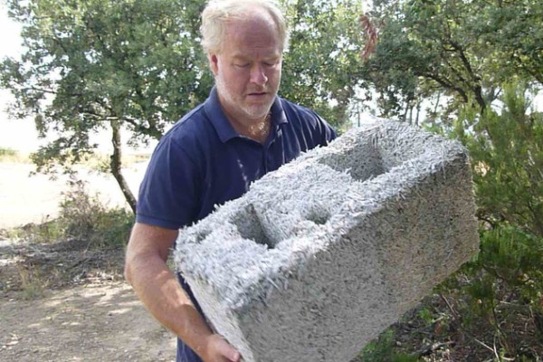 Ce vigneron a passé une robe de chanvre à sa cave et un cap dans la neutralité carbone