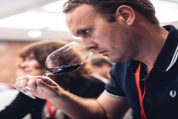  Connaissez-vous la différence entre la fiche technique et la fiche produit pour présenter un vin ?