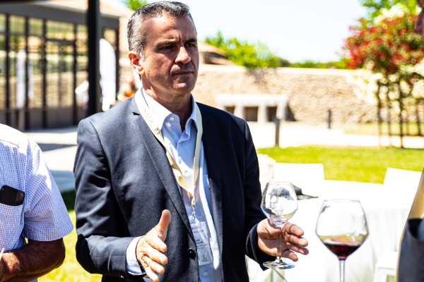 Sans arrachage ni distillation, '2023 sera l’année de tous les dangers pour le vin en vrac'