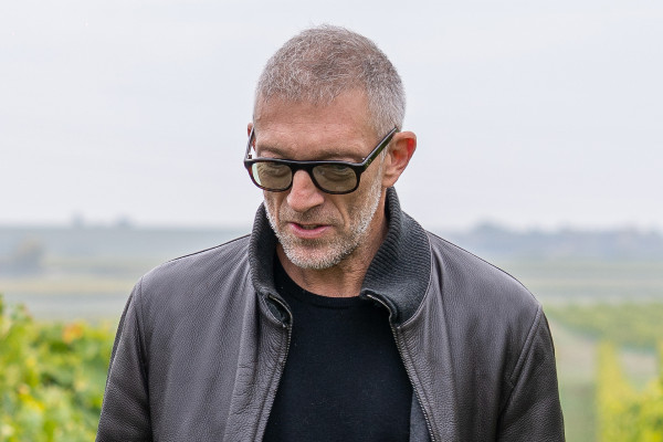 Vincent Cassel incarne les 110 ans du 'leader des cognacs de prestige'   