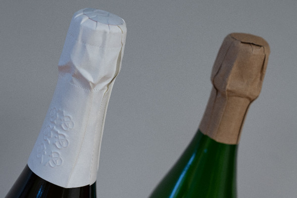 Des coiffes en papier pour les bouteilles de Champagne