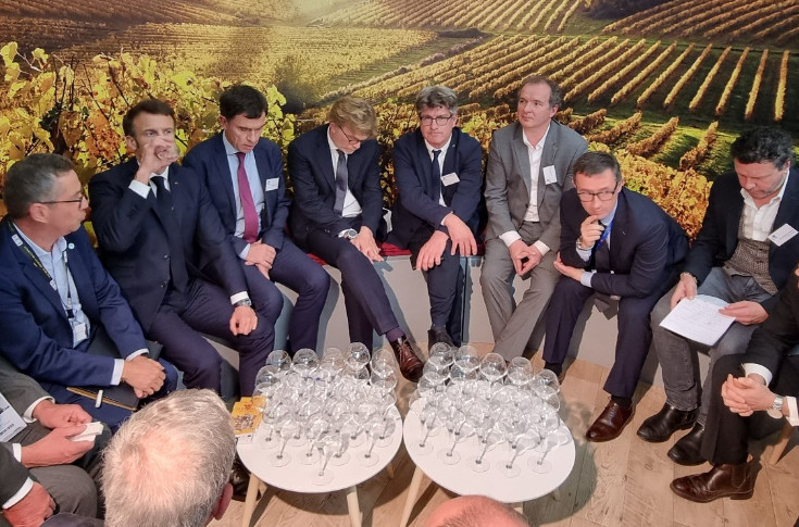 Emmanuel Macron assure la filière vin de 