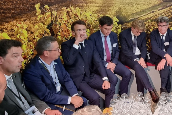 Emmanuel Macron assure la filière vin de 'toute son attention' contre toute hausse de la fiscalité