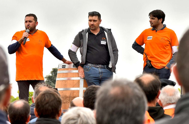 Cognac en a sa claque de la câlinothérapie sans effet et attend du concret