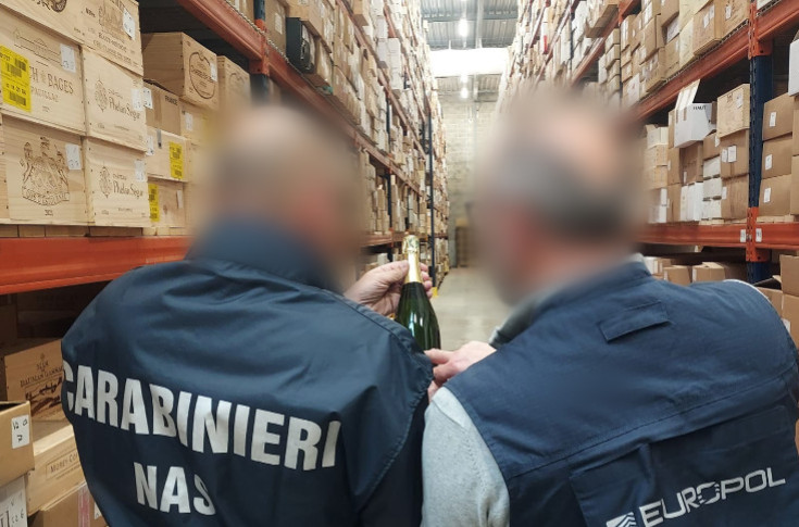 Chute d’un réseau de contrefaçon de vins français vendus jusqu’à 15 000 € Chute d’un réseau de contrefaçon de vins français vendus jusqu’à 15 000 €