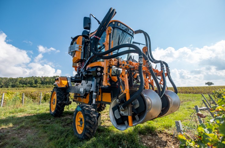 2 nouveaux tracteurs enjambeurs oranges en vignes étroites