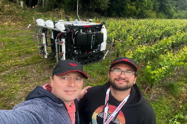 Un robot de pulvérisation à l'épreuve de vignes en pente