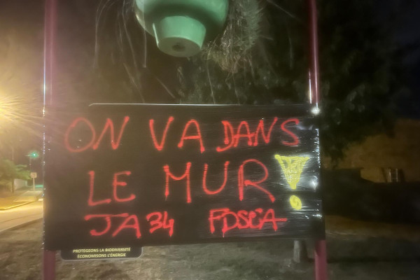 Vignerons et agriculteurs bâchent la signalisation des communes de l'Hérault