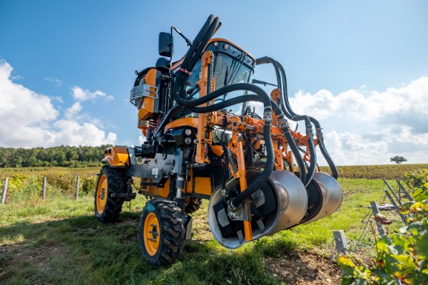2 nouveaux tracteurs enjambeurs oranges en vignes étroites