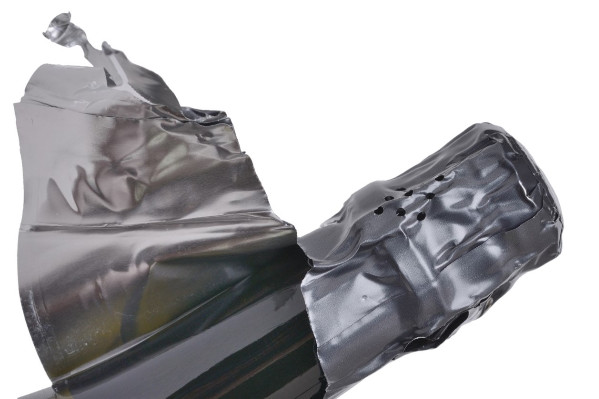 Un collectif ouvre le conflit des coiffes de bouteilles de Champagne