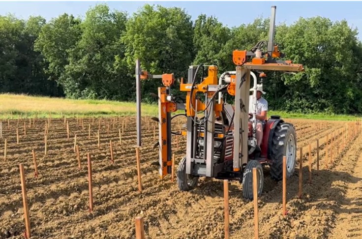 Pour pas un rond, ce vigneron transforme une écimeuse en enfonce-tuteur amovible