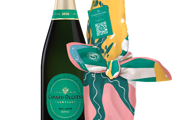 Canard-Duchêne enveloppe son champagne dans un foulard