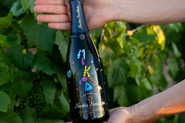 Mika réinterprète en apesanteur la bulle de Champagne de Nicolas Feuillatte