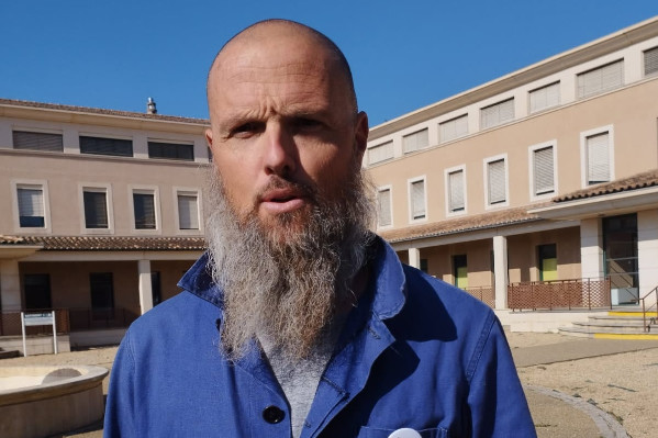 'Il ne doit plus s'arracher un hectare de vigne en France' : le MODEF veut des prix garantis sur le vin pour relancer la filière