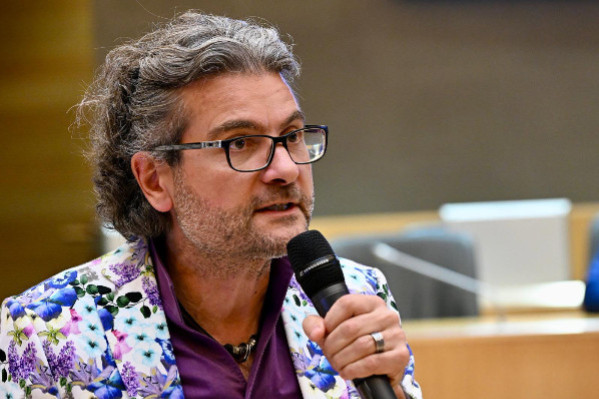 Pourquoi vend-on moins de vin ? Il ne parle pas aux clients ! 'Le consommateur n'a pas votre connaissance. Il est con, le consommateur.'