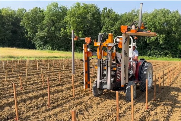 Pour pas un rond, ce vigneron transforme une écimeuse en enfonce-tuteur amovible