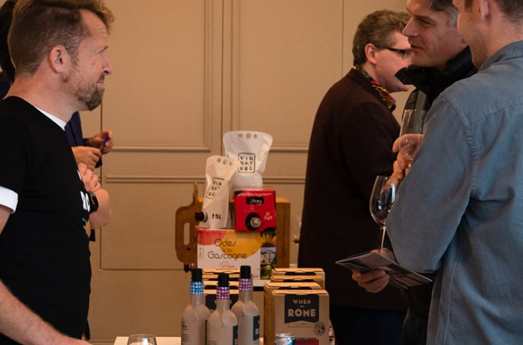 40 critiques britannique plaident pour la décarbonation des emballages du vin