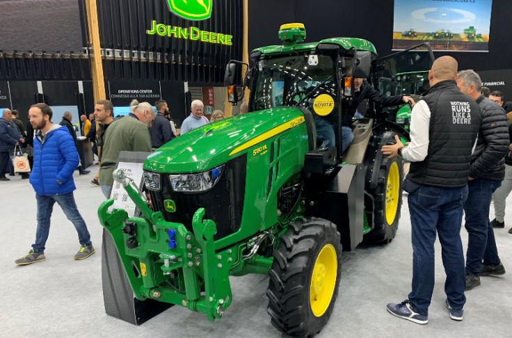 John Deere dévoile un gros tracteur pour vignes larges