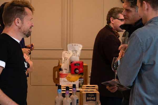 40 critiques britannique plaident pour la décarbonation des emballages du vin