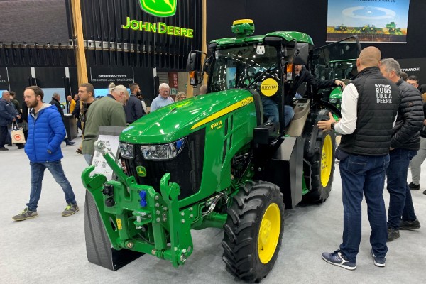 John Deere dévoile un gros tracteur pour vignes larges