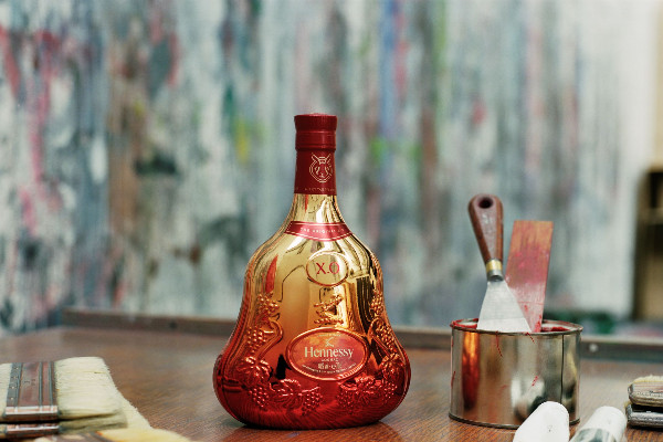 L'artiste Yan Pei-Ming signe des cognacs expressionnistes pour Hennessy et le nouvel an chinois
