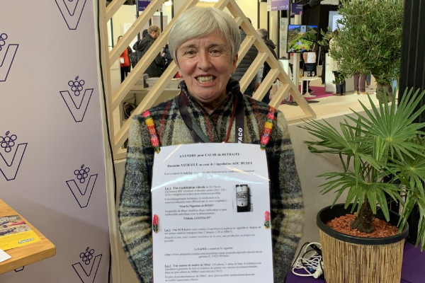 Elle devient femme-sandwich pour vendre son vignoble