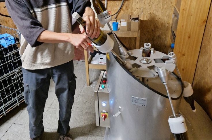 Une cireuse artisanale pour les petits volumes de vin