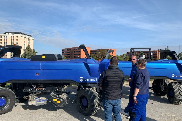 En vidéo, Bakus, le robot de Vitibot, se pare de nouveaux outils pour travailler la vigne