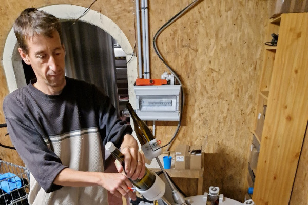 Une cireuse artisanale pour les petits volumes de vin