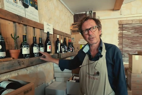 Ce caviste en ligne promet à ses clients de déguster les vins avant de les acheter