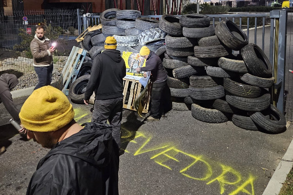Des vignerons rebloquent le négoce, pneu à pneu