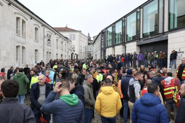 Des cognacs Hennessy embouteillés en Chine embrasent des centaines de grévistes