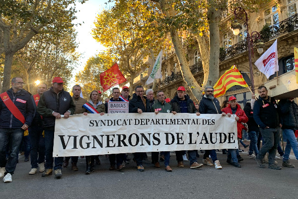 Manifestation vigneronne à Carcassonne pour rappeler la ministre à l'aide