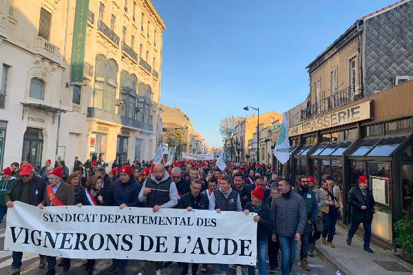 2500 manifestants défilent à Carcassonne dans 'une colère vigneronne contenue prête à éclater'