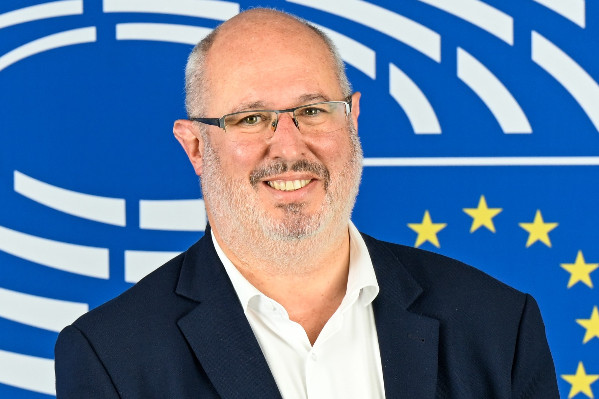 'Les fonds européens ont financé la distillation des vins du Portugal. Pourquoi pas l’arrachage définitif de vignes demandé par la France ?'