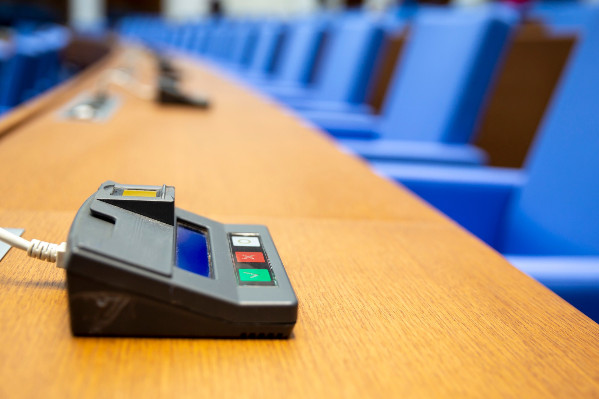 Les eurodéputés votent un prix d’orientation des vins AOC et IGP, valident le vin sans alcool 0,0 %, autorisent les cépages interdits…