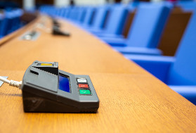 Les eurodéputés votent un prix d’orientation des vins AOC et IGP, valident le vin sans alcool 0,0 %, autorisent les cépages interdits…