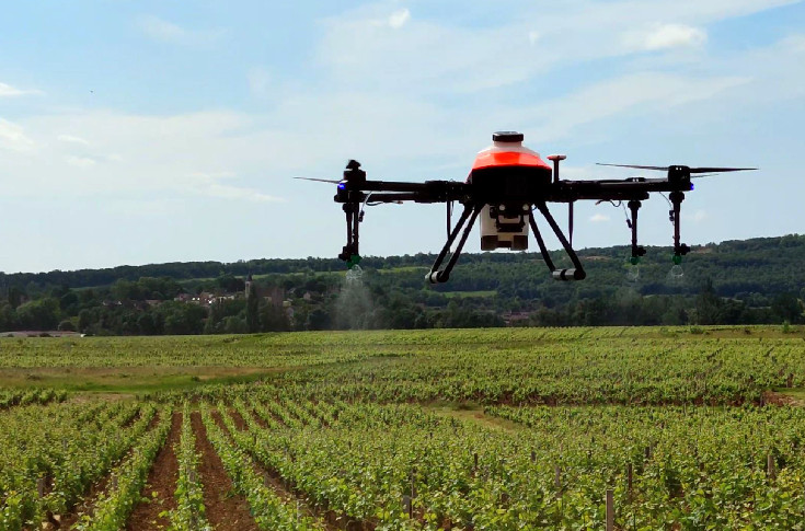 L’avenir des traitements viticoles par drone entre expérimentation et dérogation pour les fortes pentes
