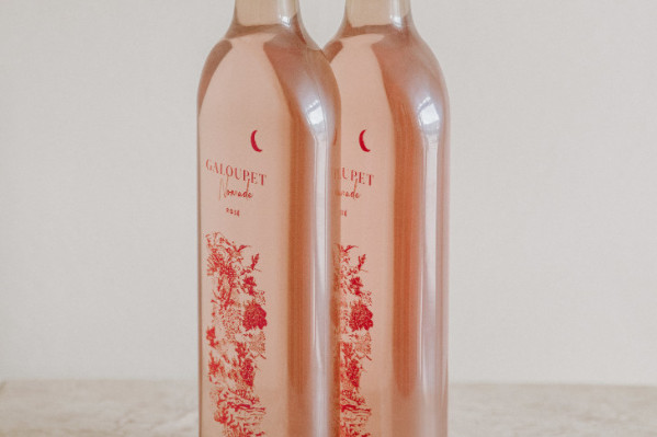 La bouteille de vin rosé remise à plat et en plastique