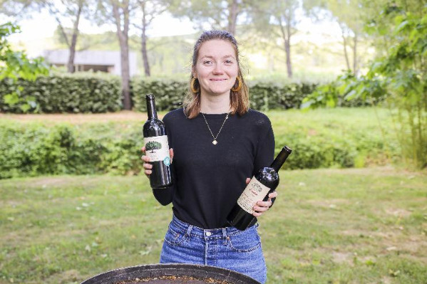 Les bouteilles de vin tombent la capsule de surbouchage